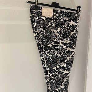 Gucci print pant. Low rise beautiful and feminine.